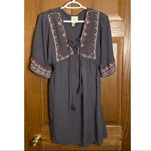Short sleeve embroidery detailing dress